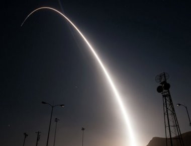 Βίντεο: Δοκιμαστική εκτόξευση ενός βαλλιστικού πυραύλου των ΗΠΑ εν μέσω εντάσεων με την Βόρειο Κορέα